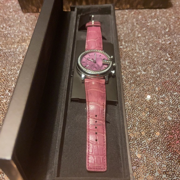 AUTHENTIC GUCCI rare watch w/ genuine pink alligator strap & diamond face. - Picture 2 of 9